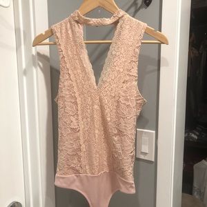 GUESS LACE BODYSUIT. NEW/NEVER WORN (Size Small)